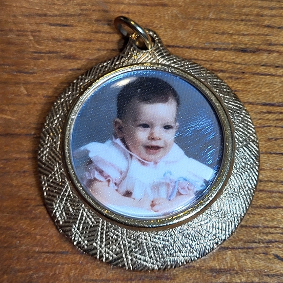 Vintage Round Gold Tone Photo Frame Pendant Charm Necklace - Picture 5 of 14